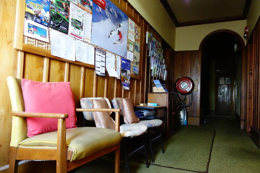 Big Tree Lodge Метвен Экстерьер фото